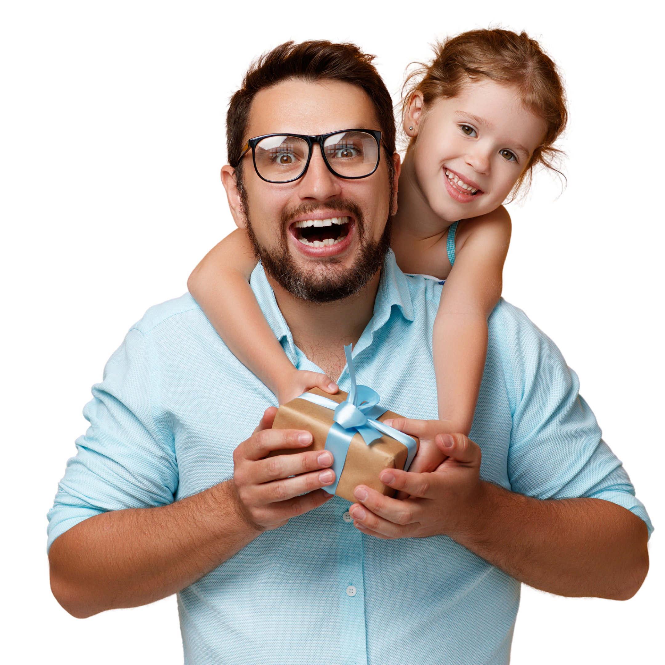 Papá feliz recibiendo un regalo de chocolate con su hija